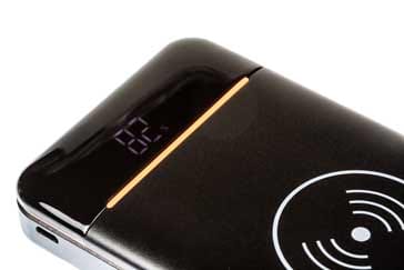 Charge indicator on a wireless charging power bank