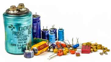 Seleção de capacitores com chumbo e SMYT, incluindo: capacitores eletrolíticos, capacitores de tântalo, capacitores de cerâmica.