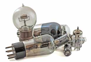 Imagem uma seleção de tubos de vácuo / válvulas termiônicas novas e antigas.